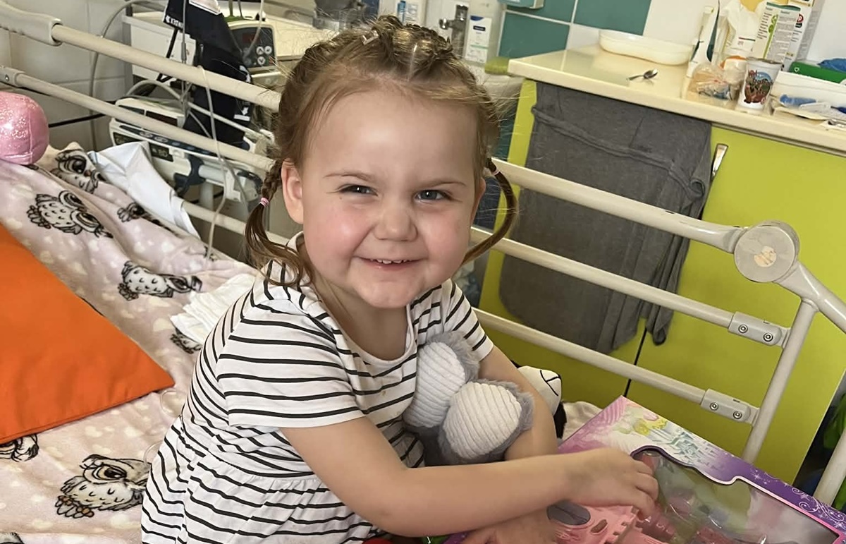 Lara 3 évesen leukémiával küzd, Miskolcon kezelik!