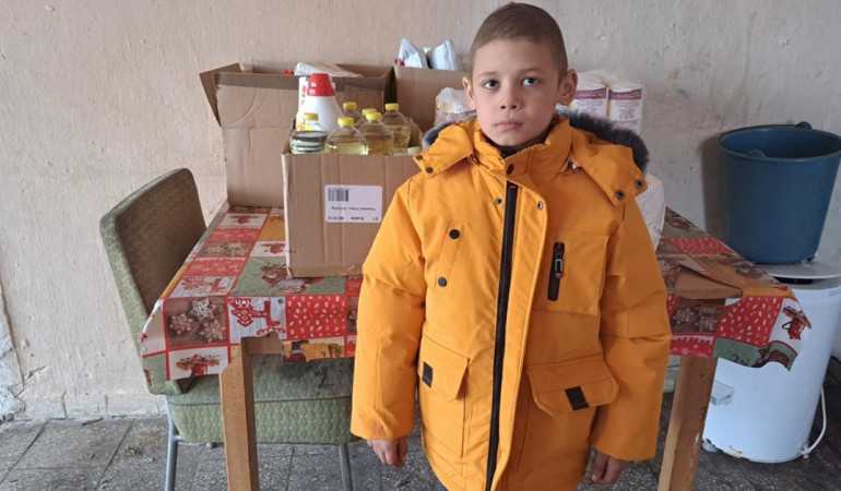 Élelmiszercsomag átadása, Kevin és családja részére