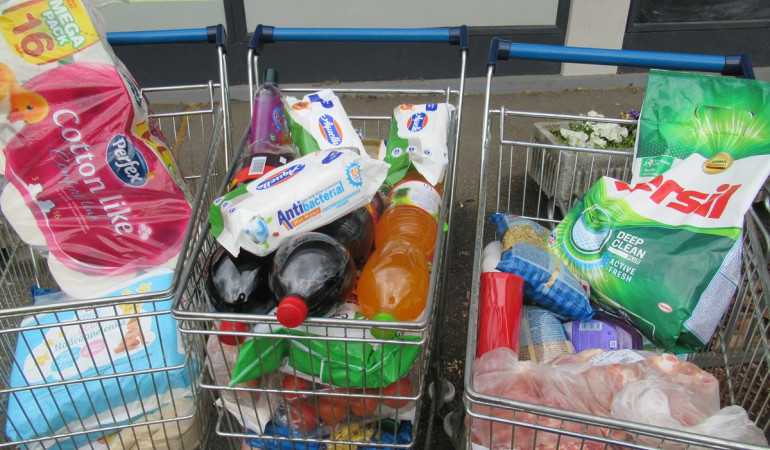 Élelmiszer vásárlás, a kis Kiarának és családjának