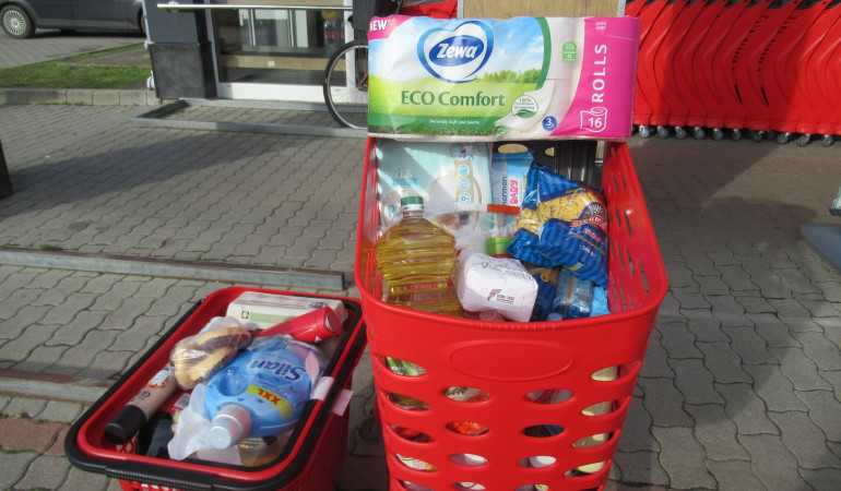 Karácsony előtti nagybevásárlás öt család részére