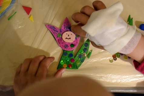 A beteg gyermekekkel kedves hűtő mágneseket készítettünk 