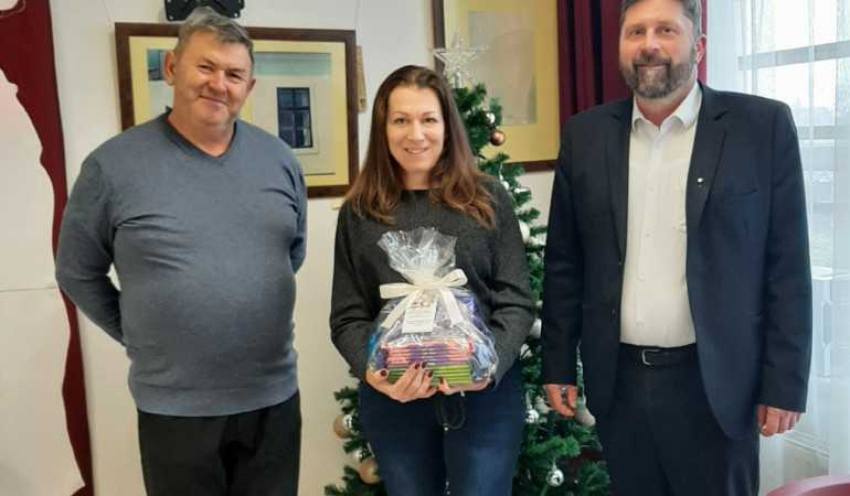 Adománygyűjtés rengeteg meglepetéssel a kis betegeknek