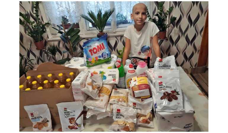 Élelmiszercsomag átadás Csengének és családjának Pócspetriben