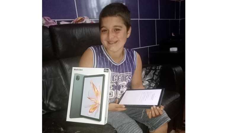 Sanyika kívánsága teljesült, táblagép segíti ezentúl a tanulásban