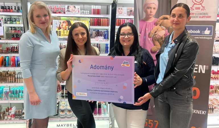 A dm drogerie markt 880 835 forinttal támogatta a daganatos gyermekeket!