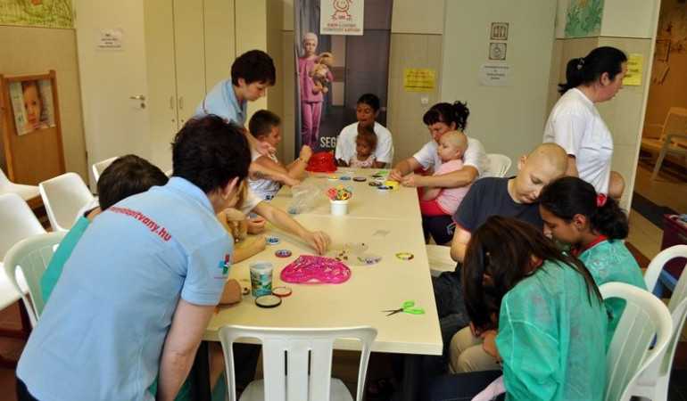 Csillogó gyöngyökből karkötők