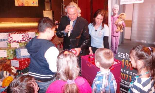 Eljutottak a beteg gyermekekhez a szeretet ajándékai