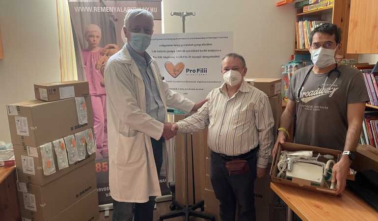 3 db Infúziós pumpa szerelékkel és állvánnyal került átadásra a daganatos gyermekek gyógyulásához