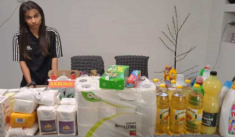 Élelmiszercsomag átadása Jázmin és családjának!