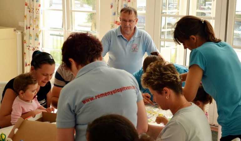 Kedves hűtő mágnes csacsik, és Hajdú Coopnál vásárolt fagyifinomságok a melegben