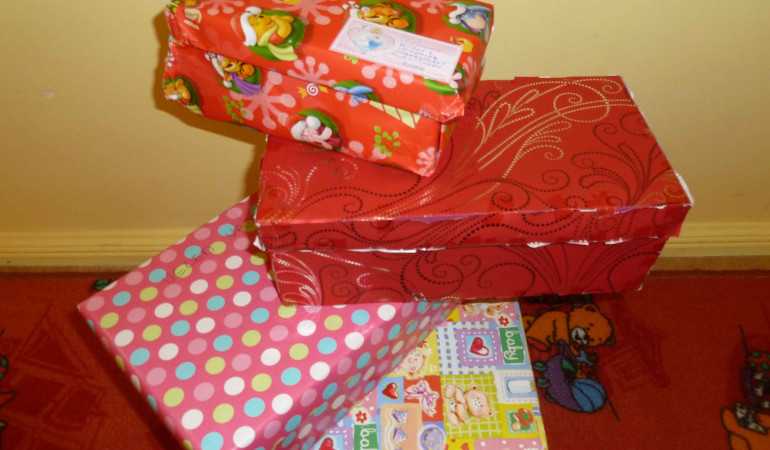 Megérkeztek az első cipős dobozokban az ajándékok!