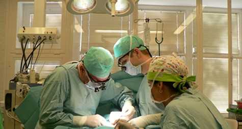 Operációhoz elengedhetetlen szemüvegek átadása