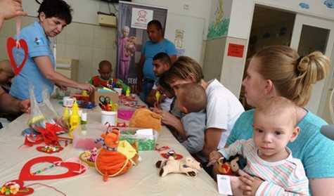 Piros szívecskéket készítettünk a beteg gyermekekkel