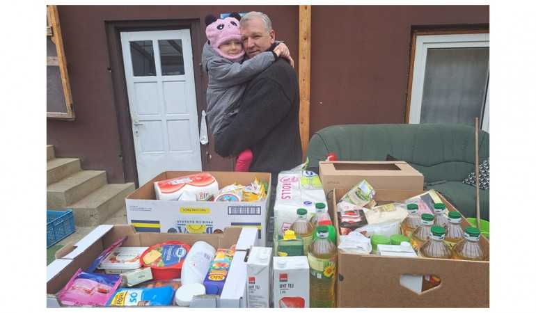 Élelmiszer csomag átadása, Mariann és családja részére