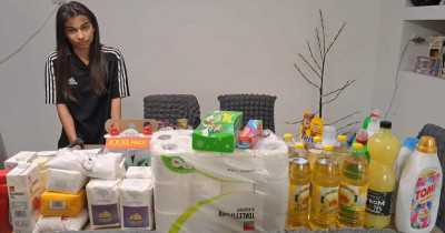 Élelmiszercsomag átadása Jázmin és családjának!