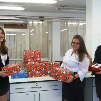 Érkeznek a „cipős doboznyi szeretet” ajándékai és a csokoládék 2014 - alapítvány, adó 1%, támogatás