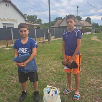 Tisztítószer csomag és új farmernadrágok átadása 20 családnak! - alapítvány, adó 1%, támogatás