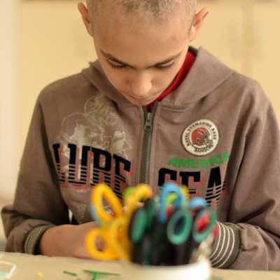 A beteg gyermekekkel kedves hűtő mágneseket készítettünk - alapítvány, adó 1%, támogatás