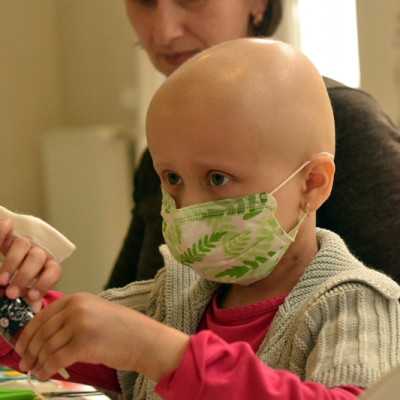 A beteg gyermekekkel kedves hűtő mágneseket készítettünk - alapítvány, adó 1%, támogatás