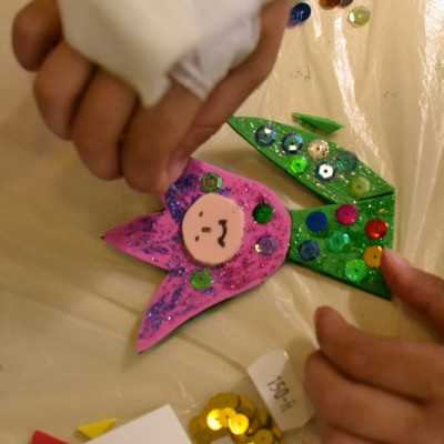 A beteg gyermekekkel kedves hűtő mágneseket készítettünk - alapítvány, adó 1%, támogatás