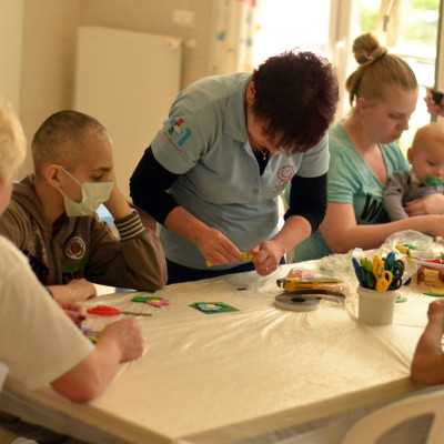 A beteg gyermekekkel kedves hűtő mágneseket készítettünk - alapítvány, adó 1%, támogatás