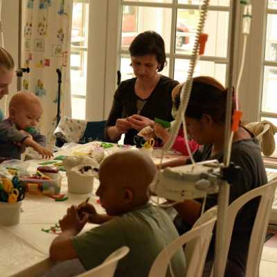 A beteg gyermekekkel kedves hűtő mágneseket készítettünk - alapítvány, adó 1%, támogatás