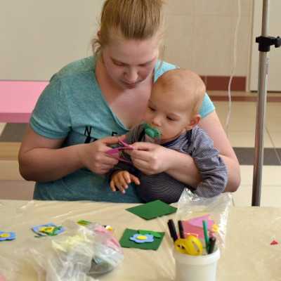 A beteg gyermekekkel kedves hűtő mágneseket készítettünk - alapítvány, adó 1%, támogatás