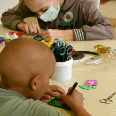 A beteg gyermekekkel kedves hűtő mágneseket készítettünk - alapítvány, adó 1%, támogatás