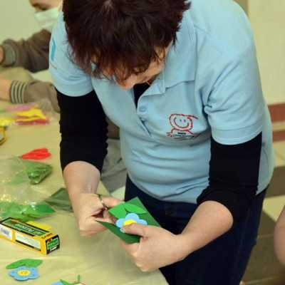 A beteg gyermekekkel kedves hűtő mágneseket készítettünk - alapítvány, adó 1%, támogatás