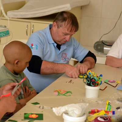 A beteg gyermekekkel kedves hűtő mágneseket készítettünk - alapítvány, adó 1%, támogatás