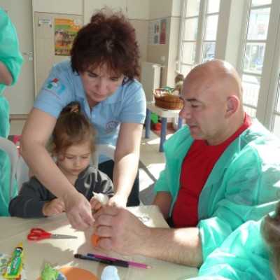 A DE OEC Gyermekgyógyászati Intézetben rendezett kézműves foglalkozást meglepetésekkel! - adó, 1%, alapítvány, támogatás