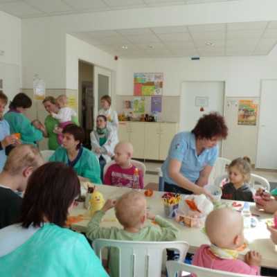 A DE OEC Gyermekgyógyászati Intézetben rendezett kézműves foglalkozást meglepetésekkel! - adó, 1%, alapítvány, támogatás