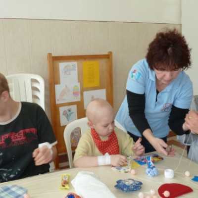 A DE OEC Gyermekgyógyászati Intézetben rendezett kézműves foglalkozást meglepetésekkel! - adó, 1%, alapítvány, támogatás