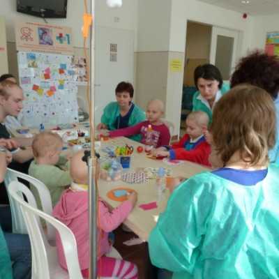 A DE OEC Gyermekgyógyászati Intézetben rendezett kézműves foglalkozást meglepetésekkel! - adó, 1%, alapítvány, támogatás