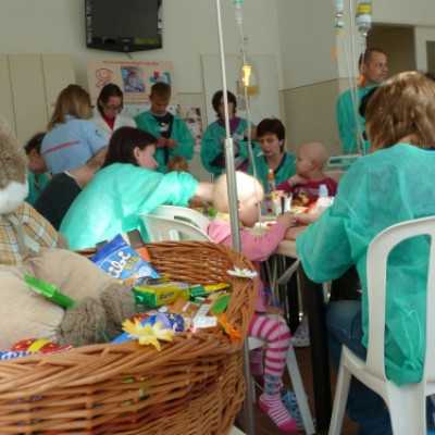 A DE OEC Gyermekgyógyászati Intézetben rendezett kézműves foglalkozást meglepetésekkel! - adó, 1%, alapítvány, támogatás