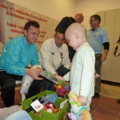 A DVSC focistáival közösen adományoztunk a Gyermekgyógyászati Intézet részére! - adó, 1%, alapítvány, támogatás