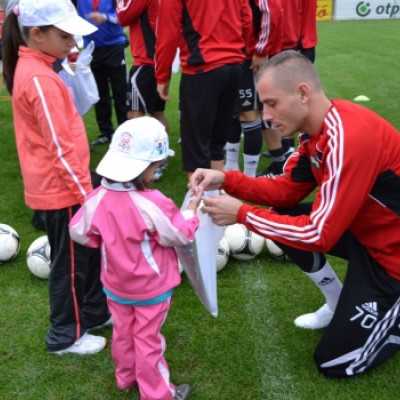 A DVSC-TEVA magabiztosan, 4-1-re legyõzte a Bp. Honvéd együttesét. - adó, 1%, alapítvány, támogatás