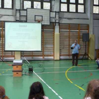 A Medgyessy Ferenc Gimnázium jótékonysággal egybekötött diák önkormányzati napja - adó, 1%, alapítvány, támogatás