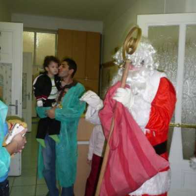 A Mikulás és Domokos Fanni az osztály dolgozóit is megajándékozza - adó, 1%, alapítvány, támogatás