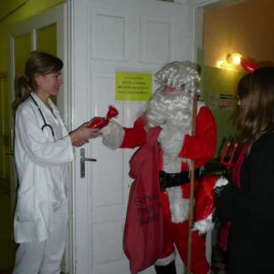 A Mikulás és Domokos Fanni az osztály dolgozóit is megajándékozza - adó, 1%, alapítvány, támogatás