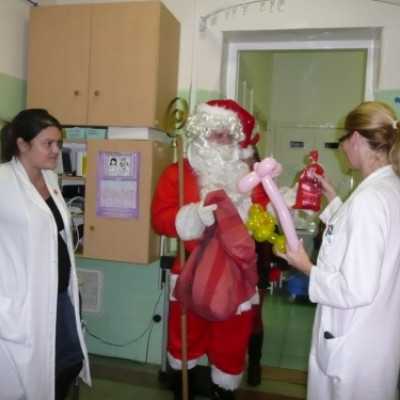 A Mikulás és Domokos Fanni az osztály dolgozóit is megajándékozza - adó, 1%, alapítvány, támogatás