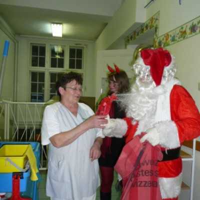 A Mikulás és Domokos Fanni az osztály dolgozóit is megajándékozza - adó, 1%, alapítvány, támogatás