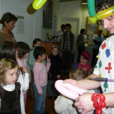 A Mikulásváró ünnepségen lufiajándékozás - adó, 1%, alapítvány, támogatás