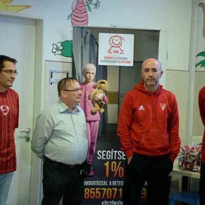 Beteg gyermekeket látogatott meg a Loki -  fotók! - adó, 1%, alapítvány, támogatás