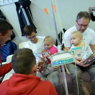 Beteg gyermekeket látogatott meg a Loki -  fotók! - adó, 1%, alapítvány, támogatás