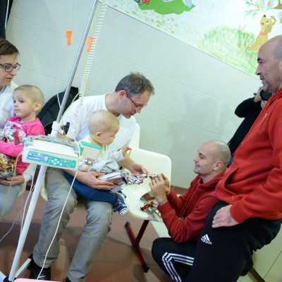 Beteg gyermekeket látogatott meg a Loki -  fotók! - adó, 1%, alapítvány, támogatás