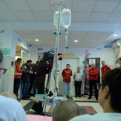 Beteg gyermekeket látogatott meg a Loki -  fotók! - adó, 1%, alapítvány, támogatás