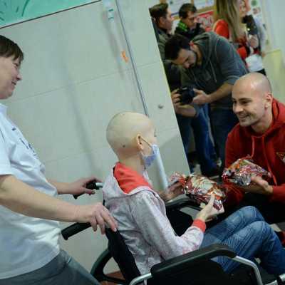 Beteg gyermekeket látogatott meg a Loki -  fotók! - adó, 1%, alapítvány, támogatás