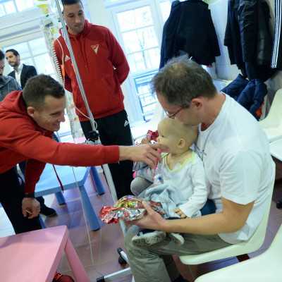 Beteg gyermekeket látogatott meg a Loki -  fotók! - adó, 1%, alapítvány, támogatás