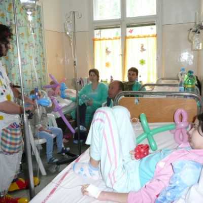 DE OEC Gyermekklinika Hematológiai Osztályán a gyermekeknek lufibóhóc kedveskedett Húsvét és Gyermeknap alkalmával - adó, 1%, alapítvány, támogatás